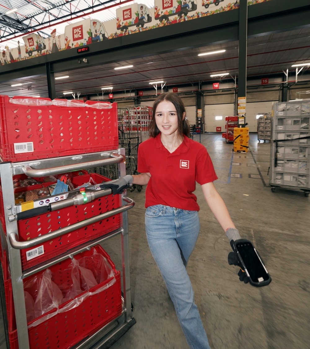 shopper picking 1708509704